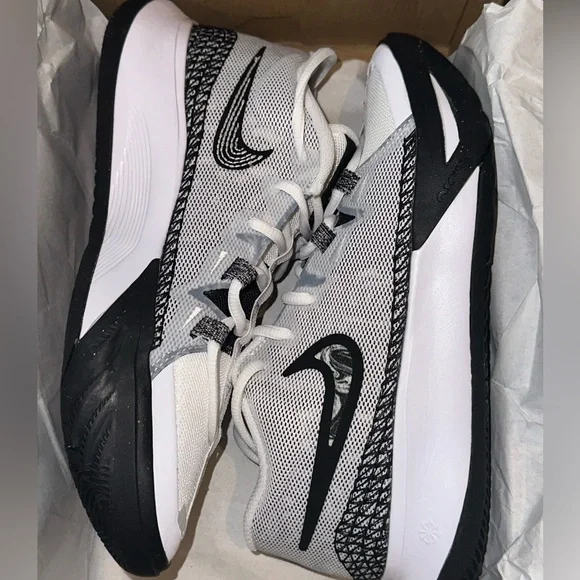 Nike Kyrie Flytrap 6 Shoes, new in original box
